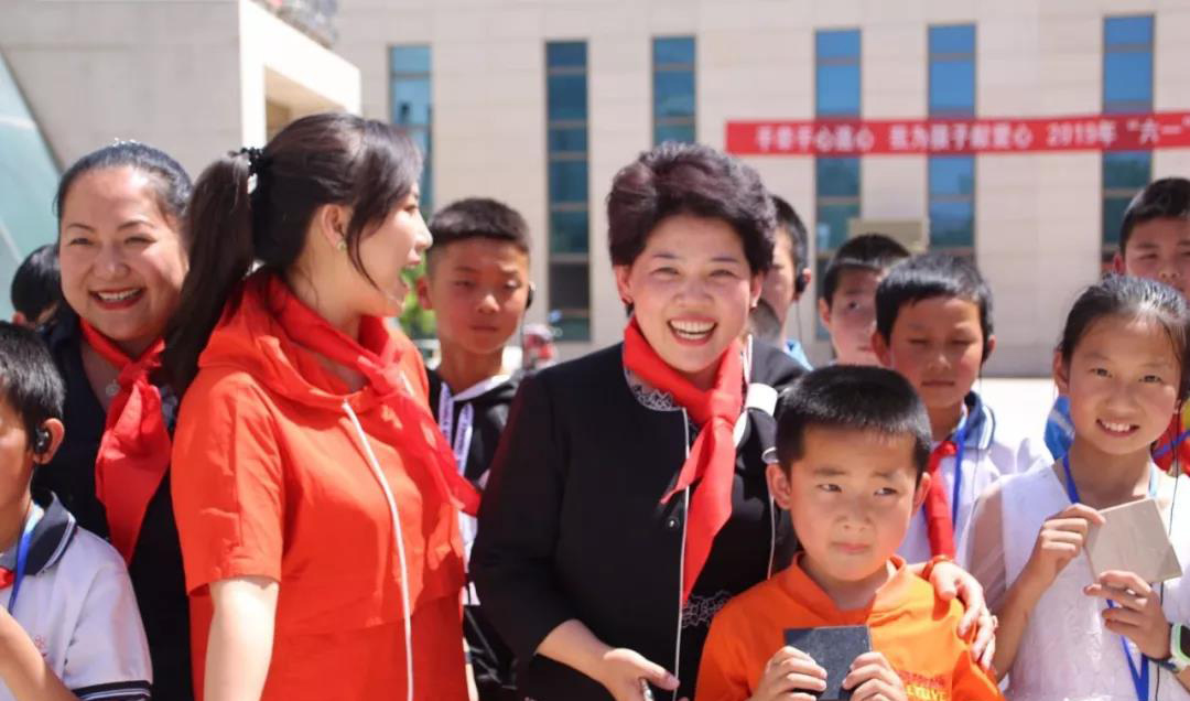 甘肅梅隆石材集團(tuán) 甘肅經(jīng)緯通實(shí)業(yè)公司實(shí)地開(kāi)展“手牽手心連心、我為孩子獻(xiàn)愛(ài)心”扶貧 助學(xué)捐贈(zèng)活動(dòng)